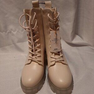 One Planet Lace Up Bootie. Off-White. Sz. 8 NWT